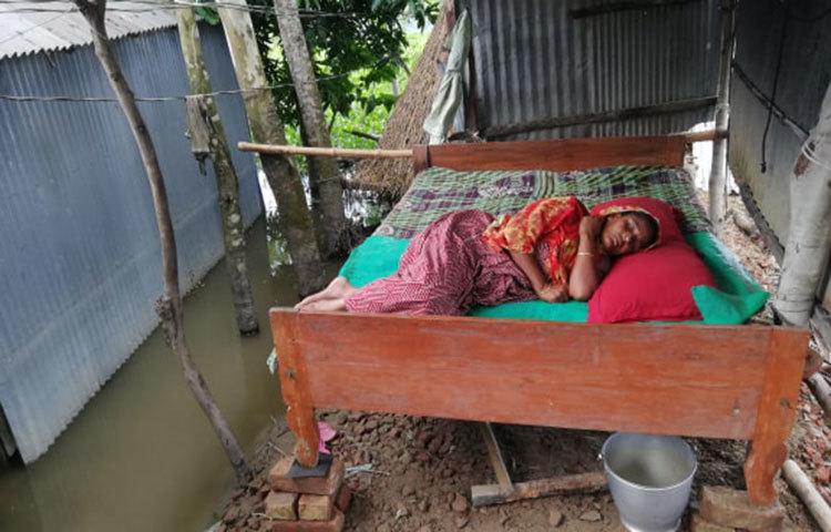 বানের জলে আটকা পড়ে অবর্ণনীয় কষ্টে দিন কাটাচ্ছে এই এলাকার মানুষ। ছবি: মাহবুব আলম