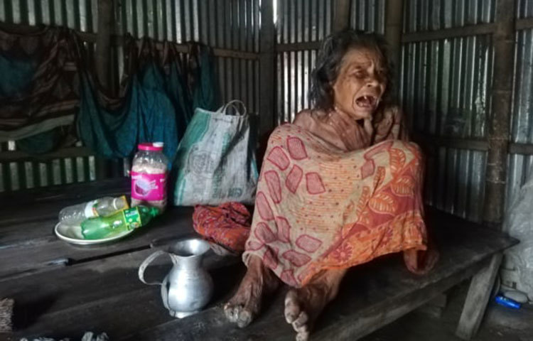 বাড়ির ভেতর হাঁটু পানি, ঘরের মধ্যেও পানি; তবে বসবাস করতে হচ্ছে চৌকিতে। চৌকিতে রান্না, সেখানেই খাওয়া-ঘুমানো। ছবি: মাহবুব আলম