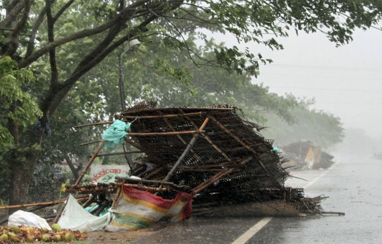 ফণীর তাণ্ডবে ভেঙে পড়েছে রাস্তার পাশের ছোটো ছোটো স্থাপনা।