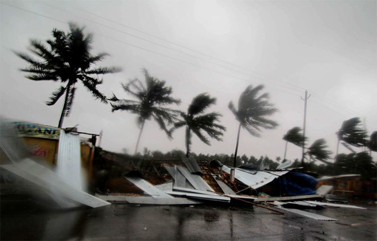 ঘর-বাড়ির টিন মুহূর্তেই উড়িয়ে নিয়ে যায় ঘূর্ণিঝড় ফণী।
