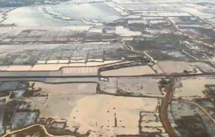 এখনও পর্যন্ত পাওয়া খবর অনুযায়ী ঝড়ে দাপটে প্রাণ হারিয়েছেন ৮ জন। প্রচুর গাছ ভেঙে পড়েছে বিভিন্ন জায়গায়।