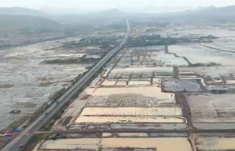 এখনও প্রর্যন্ত ১২ লাখ মানুষকে বিভিন্ন আশ্রয় শিবিরে নিয়ে যাওয়া হয়েছে।