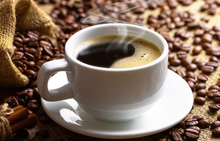 কফি শরীর মন সতেজ করলেও প্রচুর কফি পান করা শরীরের জন্য খারাপ। দিনে ২-৩ কাপের বেশি কফি খেলে আমাদের উৎকণ্ঠা ক্রমশ বাড়তে থাকে যা ইনসমনিয়ার মতো সমস্যা বাড়িয়ে তোলে।