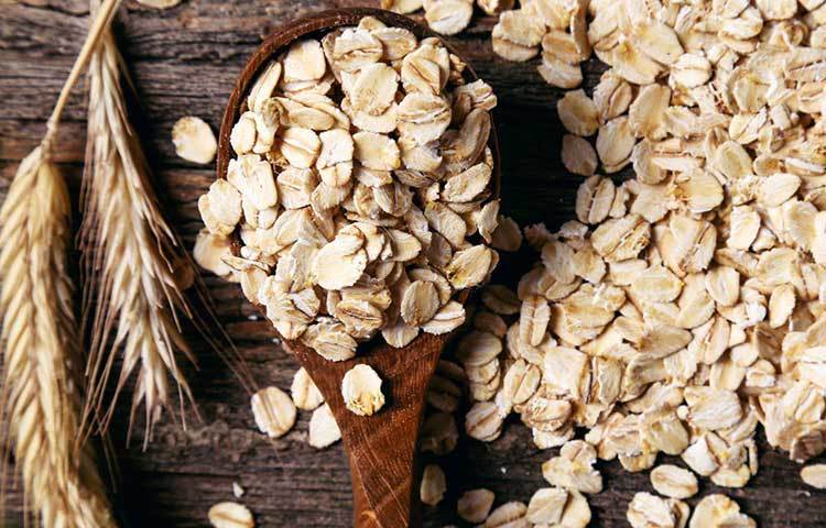 ওটমিল: উচ্চ ফাইবারযুক্ত খাবার অথচ ফ্যাট খুবই নগণ্য, এটাই ওটমিলের বিশেষত্ব। কোলেস্টেরলকেও ঠেকিয়ে রাখে এই খাবার। তাই ওটমিলকে রাখুন পাতে।