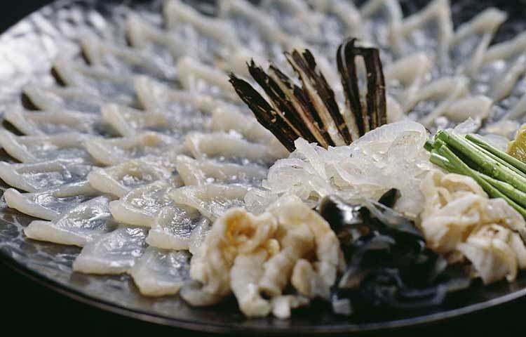 ডেইলি মেল জানিয়েছে, বিশ্বের অন্যতম বিষাক্ত ফুগু মাছ খেয়ে ফি বছরে মৃত্যু হয় ৩০-৫০ জনের। এর ডিম্বাশয়-অন্ত্র-লিভারে টেট্রোডোটক্সিন রয়েছে যা সায়ানাইডের থেকেও ১২০০ গুণ বিষাক্ত। পেশি অবশ করে শ্বাসরোধও করতে পারে তা। ফুগু রান্নার আগে দু’বছরের ট্রেনিং ও পরীক্ষা দিতে হয় শেফদের। তবে দু’তৃতীয়াংশই ওই পরীক্ষায় ফেল করেন।