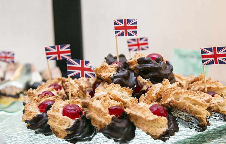 উৎসবের অকৃত্রিমতা বজায় রাখতে বাছাইকৃত ব্রিটিশ উপাদান থেকে খাবার প্রস্তুত করছেন লা মেরিডিয়ান ঢাকার এক্সিকিউটিভ শেফ অস্টিন রিড।