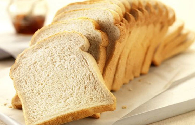 গ্লুটেন শরীরের পক্ষে খুব একটা স্বাস্থ্যকর খাবার নয়। হোয়াইট ব্রেড বা ময়দা বেশি খেলে প্রভাব পড়ে মানসিক স্বাস্থ্যের ওপরও। নিয়মিত ময়দা শরীরে পৌঁছলে অ্যাংজাইটি বাড়ে।