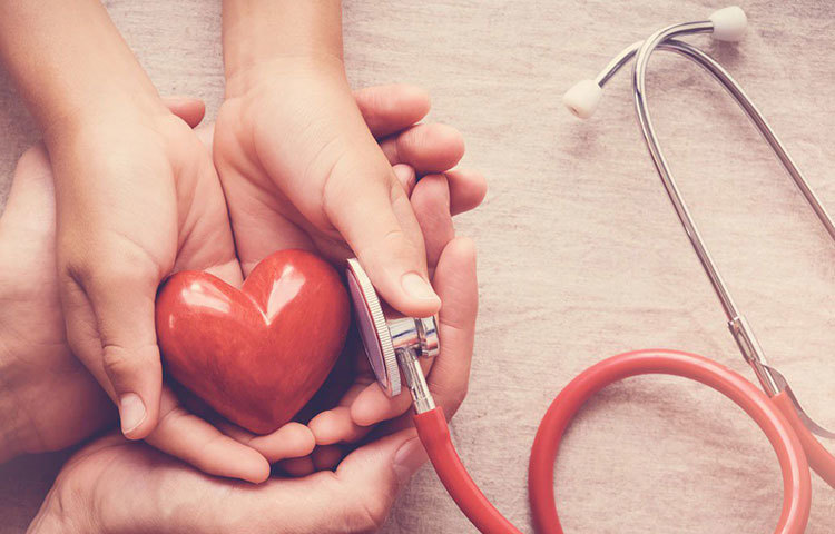 জীবনযাপনের ধরন সবটা পাল্টাতে না পারলেও কিছু নিয়ম মেনে চলতেই হয়। পর্যাপ্ত ঘুম, যতটা সম্ভব কম মানসিক চাপ নেওয়া, এগুলো বজায় রাখতে হয়। তবে উচ্চ রক্তচাপের মতো ভয়াল অসুখ ঠেকাতে চাইলেও যেহেতু, সব নিয়ম মেনে চলার ফুরসত আমাদের হয় না, তাই একটু বেশিই নজর রাখতে হয় খাবার পাতে।