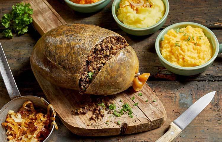 ভেড়ার হার্ট, যকৃত এবং ফুসফুসের মিশেলেও যে রান্নার পদ তৈরি হতে পারে, জানতেন! এটি আবার স্কটল্যান্ডের জাতীয় খাবার! পেঁয়াজ, রসুন, ওট-মিল এবং নানান ধরনের মশলার সহযোগে ভেড়ার পাকস্থলীর ভিতর সেই মিশ্রণ ভরে রান্না করা হয় এই অদ্ভুত খাবার ‘হাগিস’। কিন্তু মার্কিন যুক্তরাষ্ট্রে গেলে এই হাগিস মিলবে না মোটেও। ভেড়ার ফুসফুসই যে নিষিদ্ধ সেখানে।