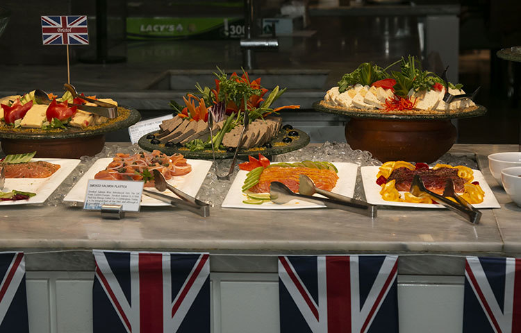 ব্রিটিশ আবহের পূর্ণতা দিতেই পুরো উৎসব জুড়ে বাজানো হচ্ছে বিটলস, রোলিং স্টোন, ওয়েসিস, দ্য প্রোক্লেইমার্স, এলটন জন, দ্য কিংকস, ভ্যান মরিসন, এড শীরান এবং কিজার গান।