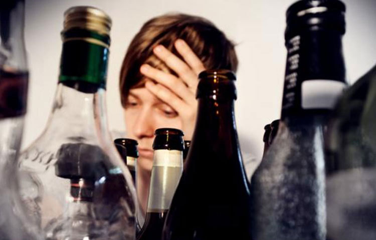 উৎকণ্ঠা কাটাতে অনেকেই মদ্যপানের দিকে ঝোঁকেন। কিন্তু এই অভ্যাসে আসলে হিতে বিপরীত ফল হয়। অতিরিক্ত মদ্যপানের অভ্যাস অ্যাংজাইটি বাড়িয়ে দেয়। তাই মদ্যপানের অভ্যাস নিয়ন্ত্রণে রাখুন।