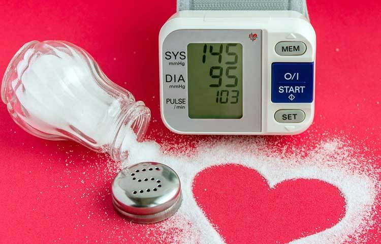 মেডিসিন বিশেষজ্ঞদের মতে, বেশ কিছু খাবার রয়েছে, যা হাইপারটেনশনের শঙ্কাকে সরিয়ে রাখতে পারে। তাই জীবনযাপনে চটজলদি বদল আনতে না পারলেও মন দিন সে সব খাবারে। এতে অসুখের আশঙ্কা কমবে অনেকটাই।