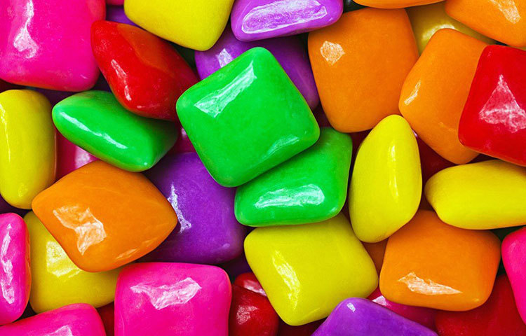 মার্কিন যুক্তরাষ্ট্রের চিউয়িং গাম প্রীতির কথা তো প্রায় সবারই জানা। আর পশ্চিমী দেশের প্রভাবে ভারতীয়দেরও চিউয়িং গাম প্রীতি কিছু কম নয়। তবে আপনি কী জানেন সিঙ্গাপুরে চিউয়িং গাম খেলে আপনার শুধু জরিমানা নয়, এমনকি দুই বছরের জন্য জেলও হতে পারে! তাই সিঙ্গাপুর বেড়াতে গেলে সাবধান। ভুলেও চিউয়িং গাম খাবেন না।