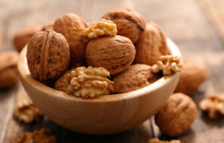 আখরোটে রয়েছে প্রচুর পরিমাণে ওমেগা-৩ ফ্যাটি অ্যাসিড যা লিভার পরিষ্কার রাখে এবং মস্তিষ্ককে উজ্জীবিত করে তুলতে সাহায্য করে।