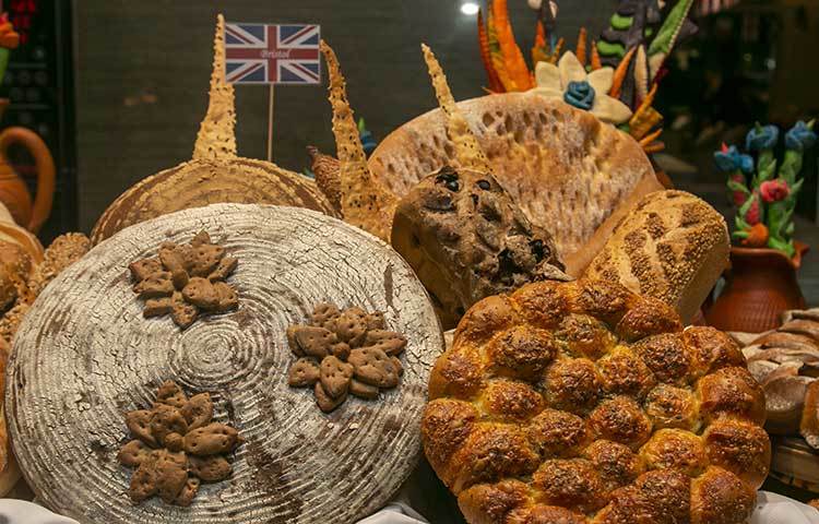 আয়োজনে থাকছে মুখরোচক নানা খাবারের পদ যেমন: মিনি ক্লাসিক প্রন ককটেল, সিয়ার্ড টুনা, কালেন স্কিঙ্ক স্যুপ উইথ শিভ শ্যান্টিলি অ্যান্ড স্প্রিং অনিয়ন-পার্সলি অয়েল, ডিপ ফ্রাইড ফিশ অ্যান্ড চিপস উইথ টারটার সস অ্যান্ড ফ্রেশ লেমন, স্কচ কুইল এগ উইথ পার্সলি রেম্যুল্যাড, ক্রাঞ্চান, স্টিকি টফি পুডিং, বেকওয়েল টার্ট এবং চকলেট ব্রেড অ্যান্ড বাটার পুডিং।