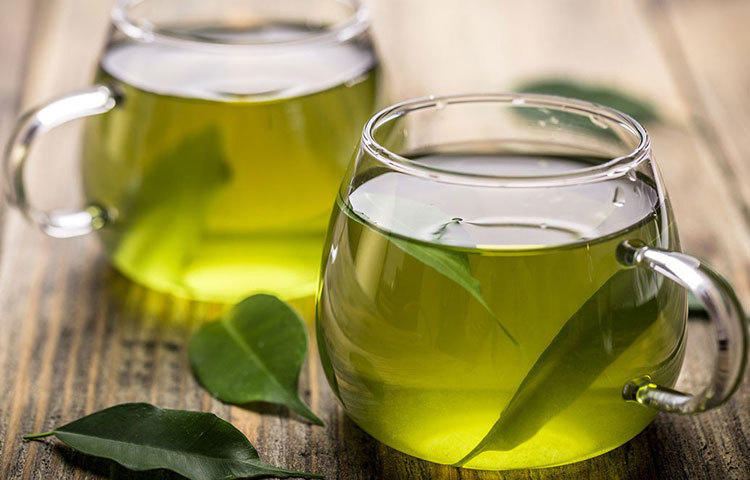 গ্রিন টি: শরীরের মেটাবলিজমকে বাড়ায় গ্রিন টি। শুধু তাই নয়, এর পলিফেনল ব্লাড প্রেশারকে অনেকটাই নিয়ন্ত্রণে রাখে। অ্যান্টিঅক্সিড্যান্ট থাকায় এই ধরনের পানীয় রোগের হানা ঠেকাতেও কাজে আসে।