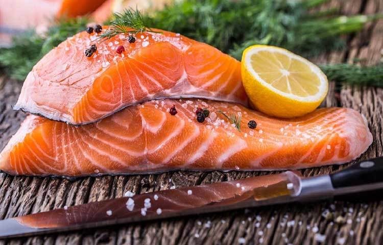 স্যামন মাছের কথা তো নিশ্চই শুনেছেন। স্বাদের জন্য ভোজন রসিকদের পছন্দের তালিকায় বেশ উপরের দিকেই রয়েছে এই মাছ। প্রাকৃতিকভাবে হওয়া স্যামন নিয়ে সমস্যা না থাকলেও ঘিঞ্জি ভেড়িতে চাষ করা স্যামন অস্ট্রেলিয়া এবং নিউজিল্যান্ডে নিষিদ্ধ। এই ধরনের স্যামনের দেহ থেকে এমন কিছু বিষাক্ত পদার্থ নির্গত হয় যা স্বাস্থ্যের পক্ষে ক্ষতিকর।