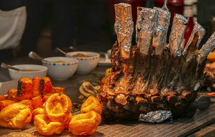 এছাড়াও, উৎসবে থাকা রোস্ট কর্নারে পাওয়া যাবে রোস্টেড লেগ অব ল্যাম্ব, বিফ রিব এবং ক্যারট অ্যান্ড পোটেটো ফন্ড্যান্টস।