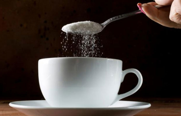 চিনির ওপর আমাদের শারীরিক ও মানসিক স্বাস্থ্য অনেকটাই নির্ভরশীল। অতিরিক্ত মাত্রায় চিনি খেলে উৎকণ্ঠা, অবসাদ, এমনকী স্মৃতিশক্তি ক্ষীণ বা দুর্বল হয়ে যাওয়ার মতো সমস্যা তৈরি হতে পারে।