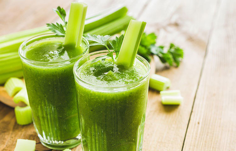 সেলেরি জুস: সেলেরিতে ৩-এন বিউটিলফথ্যালাইড থাকে। এটি রক্তবাহী নালির পেশীর প্রাচীরে চাপ কমাতে সাহায্য করে। ফলে রক্তচাপ বাড়তে পারে না। উল্টে রক্তের চলাচল সহজ করে।