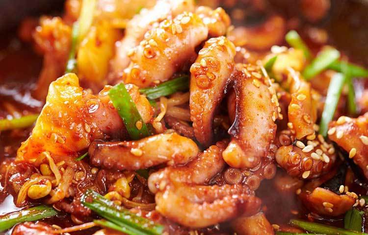 কোরিয়ায় বেবি অক্টোপাস খাওয়াটা বেশ অ্যাডভেঞ্চারের। কারণ, পরিবেশনের কয়েক সেকেন্ড আগেও তা জ্যান্ত রাখা হয়। সান্নাকজি নামের ওই ডিসটি সুস্বাদু হলেও প্রাণঘাতী হতে পারে। কারণ, ভালো মতো না চিবিয়ে খেলে বেবি অক্টোপাসের সাকশন কাপগুলো গলায় লেগে থেকে শ্বাসরোধ করে দিতে পারে। ফি বছরে সান্নাকজি খেয়ে মৃত্যুর ঘটনাও ঘটে কোরিয়ায়।