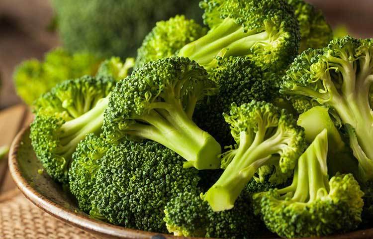 ব্রকোলি: ক্যালশিয়াম, পটাশিয়াম ও ম্যাগনেশিয়ামের প্রাচুর্য থাকায় এই সব্জি রক্তচাপকে নিয়ন্ত্রণে রাখে। তাই উচ্চ রক্তচাপের অসুখ থাকলে ব্রকোলি রাখুন পাতে।