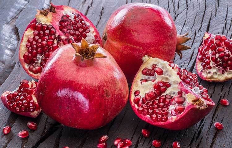 বেদানার রস: রক্তাল্পতা ঠেকাতে অনেকেই বেদানায় ভরসা রাখেন। এই ফল কিন্তু কোলেস্টেরলের মাত্রা কমায়, রক্তচাপ নিয়ন্ত্রণে রাখে। তাই নিয়ম করে এই ফল ডায়েটের তালিকায় রাখুন।