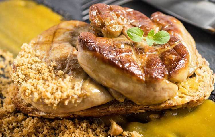 ফ্যাটি লিভার কখনো কারো খাদ্য তালিকায় কি জায়গা করে নিতে পারে? তাও আবার হাঁস এবং রাজহাঁসের! মার্কিন যুক্তরাষ্ট্রে বেশ জনপ্রিয় খাবার এটি। একে স্থানীয় ভাষায় বলা হয় ‘ফয়ি গ্রাস’। পাখিগুলোকে জোর করেই খাইয়ে তাদের লিভারে ফ্যাট জমানো হয়। ক্যালিফোর্নিয়া যদিও পাখিদের উপর এমন নিষ্ঠুরতার প্রতিবাদ জানিয়ে তা নিষিদ্ধ ঘোষণা করেছে।