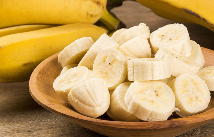 কলা: পটাশিয়াম বেশি থাকায় এটি রক্তচাপ কমাতে খুবই কার্যকর। কলা তাই উচ্চ রক্তচাপের অন্যতম সেরা সমাধান। যেসব ফল রোজের পাতে রাখলে বিশেষ উপকার মেলে, কলা তার অন্যতম।