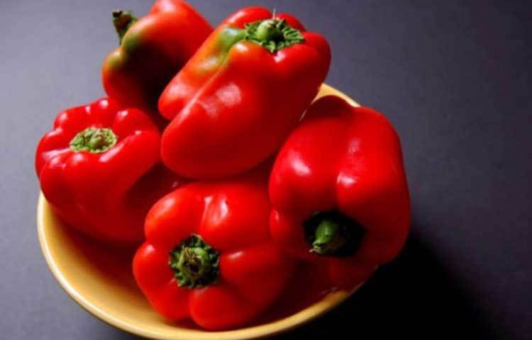 লাল লঙ্কা বা লাল ক্যাপসিকাম ঘামে মধ্যে দিয়ে আমাদের শরীরের ক্ষতিকারক পদার্থ বাইরে বের করে দিয়ে শরীরকে ডিটক্স করতে সাহায্য করে।