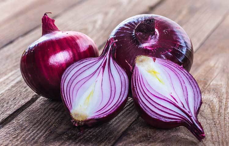 পিঁয়াজ: রক্তবাহর প্রাচীরের উপর চাপ কমাতে সাহায্য করে প্রোস্টাগ্লান্ডিন। এই উপাদান পিঁয়াজের মধ্যে অনেকটা থাকে। তাই উচ্চ রক্তচাপের রোগীদের কাঁচা পিঁয়াজ খাওয়ার পরামর্শ দেন অনেক চিকিৎসকই। এ ছাড়া উদ্ভিদের বিশেষ রঞ্জক কুয়েরসেটিন পিঁয়াজের গায়ে উপস্থিত থাকে। এটিও রক্তচাপ কমাতে পারদর্শী।