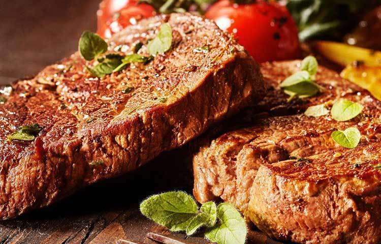 র‌্যাক্টোপামিন নামে এক ধরনের রাসায়নিক রয়েছে, যা গবাদি পশুর ওজন বাড়াতে সাহায্য করে। তবে অনেকে মনে করেন এই রাসায়নিক মানবদেহে হার্টের অসুখ সৃষ্টি করতে পারে। ২০১৪ সালে আইন করে চীন, ইউরোপ এবং রাশিয়াসহ ১৬০টি দেশে এই রাসায়নিক নিষিদ্ধ করা হয়। যদিও জাপান, দক্ষিণ কোরিয়ার মতো দেশগুলো এখনও র‌্যাক্টোপামিন নিষিদ্ধ করেনি।