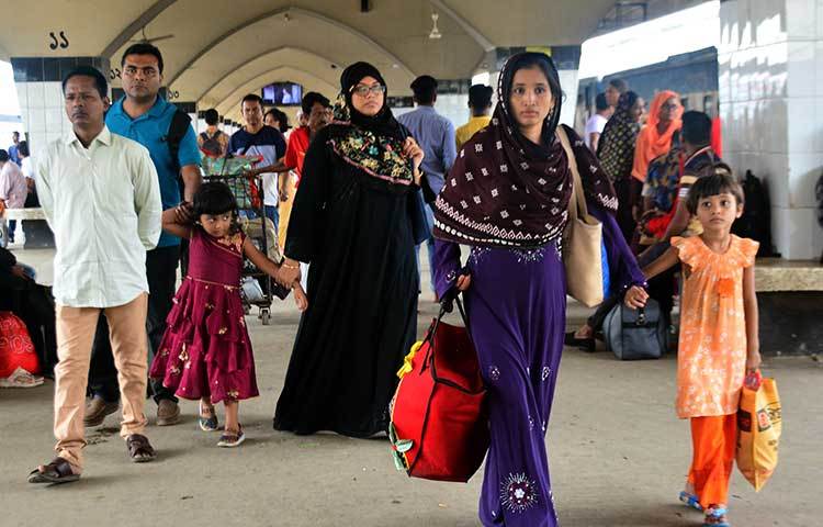 পরিবার-পরিজন নিয়ে ঢাকায় এসেছেন কর্মজীবী মানুষ। ছবি: বিপ্লব দিক্ষিৎ
