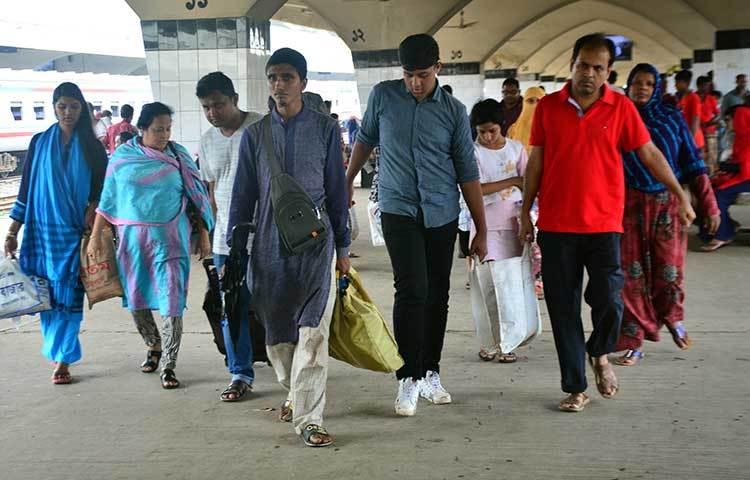 নিরাপদে ঢাকায় ফিরতে পেরে আনন্দিত ঈদ করতে যাওয়া মানুষ। ছবি: বিপ্লব দিক্ষিৎ