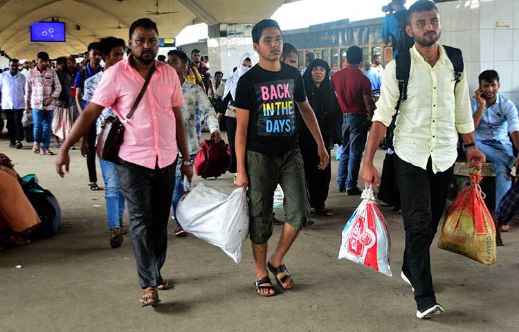 ঢাকায় ফিরে আসা মানুষ গ্রাম থেকে বিভিন্ন জিনিসপত্র নিয়ে এসেছেন। ছবি: বিপ্লব দিক্ষিৎ