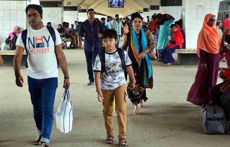 গ্রাম থেকে আসা এসব মানুষ আবার আগের মত কাজে ব্যস্ত হয়ে যাবেন। ছবি: বিপ্লব দিক্ষিৎ