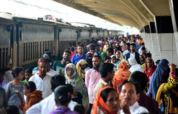 ঈদ করে গ্রাম থেকে আসা এসব মানুষের পদচারণায় মুখর হয়ে উঠবে রাজধানীর অলি-গলি। ছবি: বিপ্লব দিক্ষিৎ