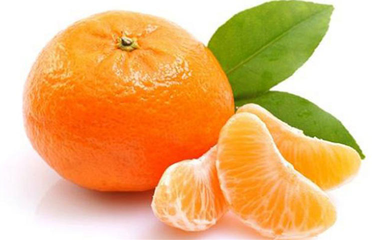 কমলা এই ফলটি আমাদের হাতের নাগালেই পাওয়া যায়। দামও খুব একটা বেশি নয়।