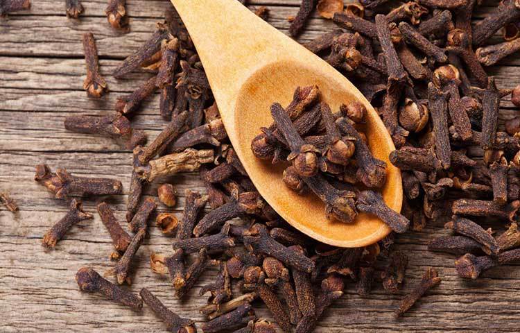 দু’-তিনটে লবঙ্গ চিবিয়ে খান। প্রতিদিন খাওয়াদাওয়ার পর এই অভ্যাস গ্যাস-অম্বলের সমস্যার সঙ্গে লড়তে সাহায্য করে। লবঙ্গর রসের প্রভাবে শরীরে হাইড্রক্লোরিক অ্যাসিডের পরিমাণ বাড়ে। ফলে সমস্যা মেটে অনেকটাই।