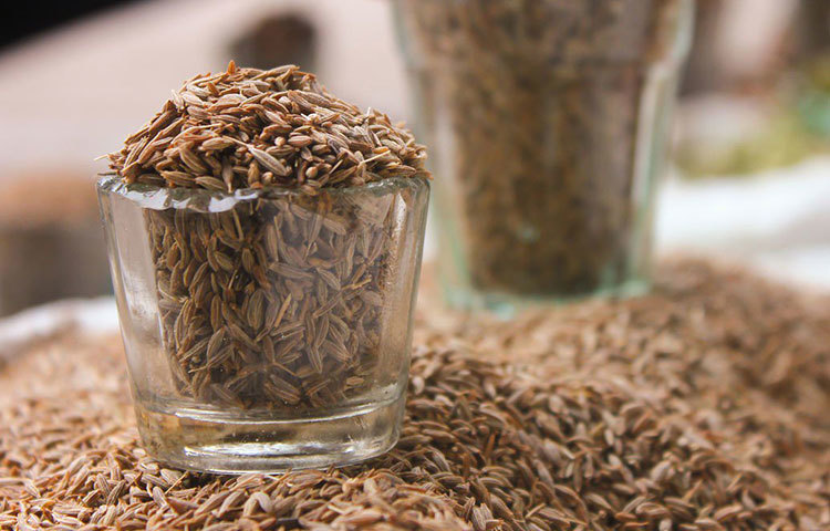 হজমের সমস্যাকে দূরে রাখে জিরে। শুকনো খোলায় জিরে ভেজে গুঁড়ো করে নিন। এবার সেই জিরেগুঁড়ো গুলে নিন এক গ্লাস পানিতে। সেই পানীয় খেতে পারেন খাওয়াদাওয়ার পর। বাজারচলতি পানিজিরা নয়, এমন ঘরোয়া উপায়েই রক্ষা পান অম্বলের হানা থেকে।