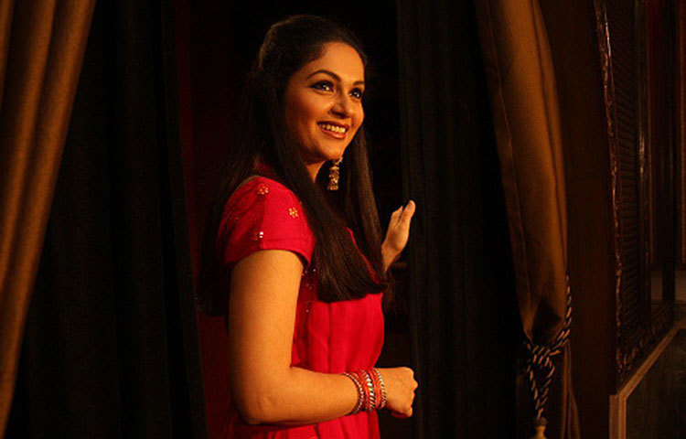 বিতর্কও জড়িয়ে রয়েছে এই নায়িকাকে ঘিরে। দেশদ্রোহী (২০০৮) ছবির পরিচালককে তিনি নাকি চড় মেরেছিলেন, শোনা যায় এমনটাও।