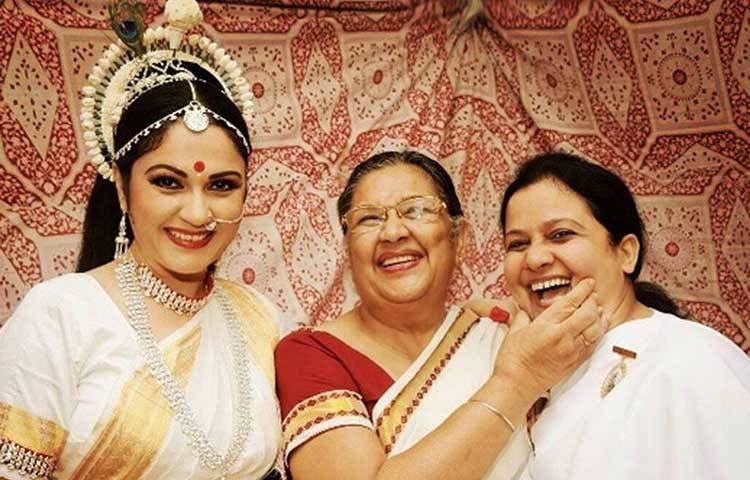 এরপর মঞ্চে নাটকেও পারফরম্যান্স করতে দেখা গিয়েছে তাকে। দেশের একাধিক পুরস্কার পাওয়া নায়িকা ছবির প্রস্তাব পর পর প্রত্যাখ্যান করতে থাকায় আর মেলেনি তেমন কাজ।