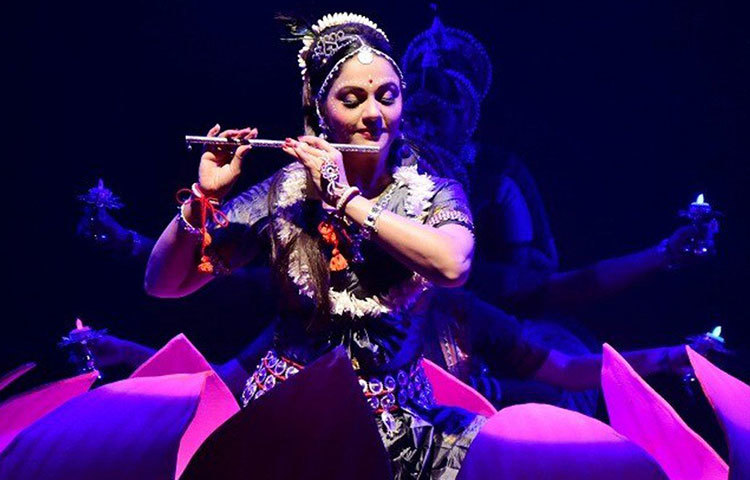 নিজের নাচের দল রয়েছে তার। দেশ-বিদেশের বিভিন্ন অনুষ্ঠানে পারফর্ম করেন তিনি।