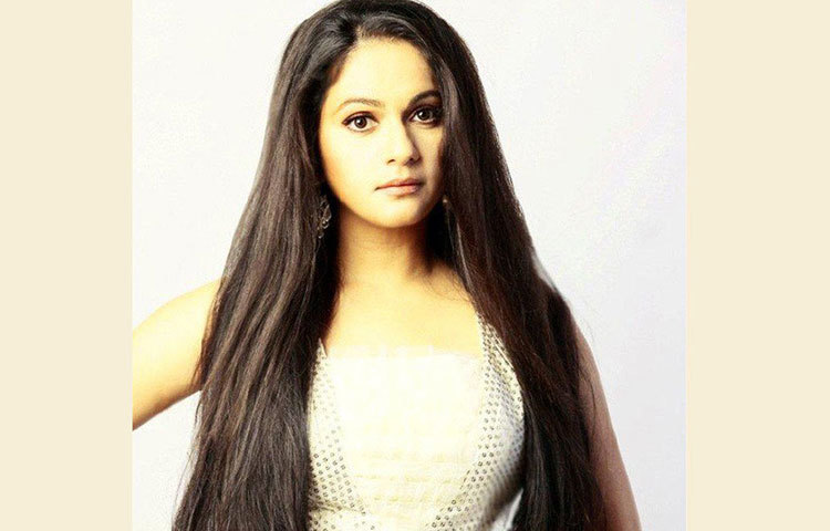 স্কুলে থাকতে থাকতেই ভরতনাট্যমে প্রশিক্ষণ। তখন থেকেই নাচের দলের সঙ্গে নানা জায়গায় পারফরম্যান্স শুরু হয় তার।