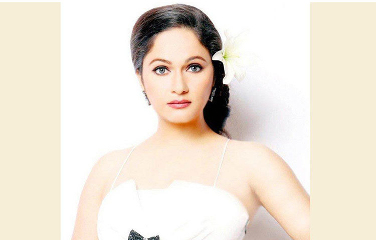 পরবর্তীতে মডেলিং ও একাধিক বিজ্ঞাপনী ছবিতে কাজ করেন তিনি। কর্মসূত্রে মুম্বাইয়ে বাস করা শুরু করেন।