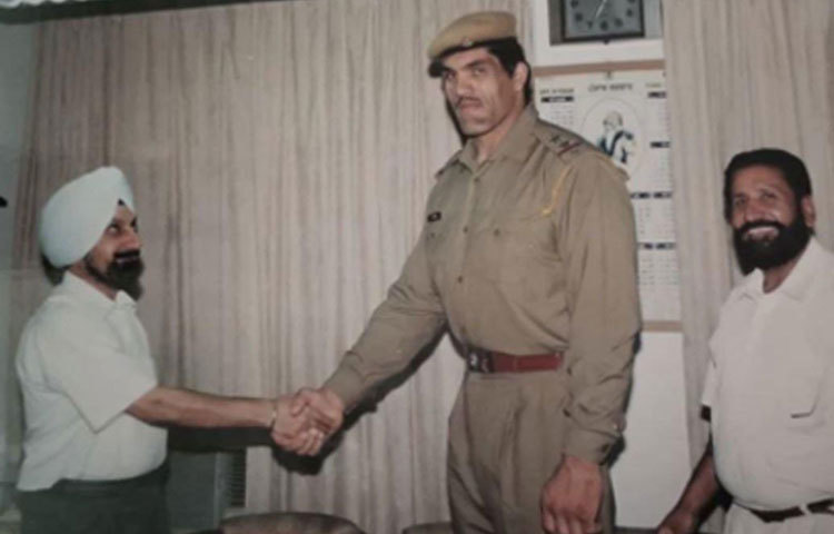 তার বিশাল চেহারার জন্য খালি এরপর ভারতের শিমলাতে নিরাপত্তারক্ষীর কাজ পান। এই কাজ করার সময় এক পুলিশ অফিসারের চোখে পড়েন তিনি। ১৯৯৩ সালে পাঞ্জাব পুলিশে যোগ দেন তিনি।