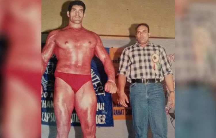 পুলিশ নয়, কুস্তিগীর হওয়ার লক্ষ্য ছিল খালির। তাই জালন্ধরে পৌঁছেই জিমে ঢোকেন। নিজেকে কুস্তিগীর হিসেবে প্রস্তুত করেন। ১৯৯৭ ও ১৯৯৮ সালে পরপর দু’বার মিস্টার ইন্ডিয়া হন তিনি।