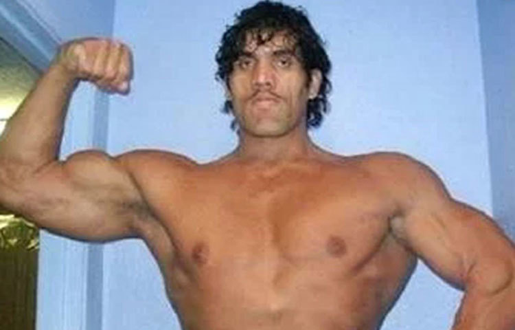 এরপরেই আমেরিকা থেকে স্পেশাল রেসলিং ট্রেনিংয়ের জন্য ডাক পান তিনি। ২০০০ সালে প্রথম পেশাদার রেসলার হিসেবে ‘জায়ান্ট সিংহ’ নামে অল প্রো রেসলিংয়ে নামেন।