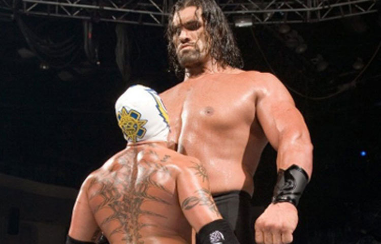 এই মুহূর্তে বছরভর  ডব্লুডব্লুই থেকে বেতন পান প্রায় ৭ কোটি টাকা। বোনাস পান ২ কোটি ১৪ লাখ টাকা এবং ব্র্যান্ড এনডর্সমেন্ট প্রায় ১৮ লাখ।