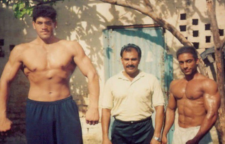 হিমাচল প্রদেশের সিরমোর জেলার ধিরাইনা গ্রামের এক গরীব পাঞ্জাবি রাজপুত পরিবারে জন্ম খালির। দুনিয়া তাকে খালি হিসেবে চিনলেও, তার আসল নাম দলীপ সিংহ রাণা।